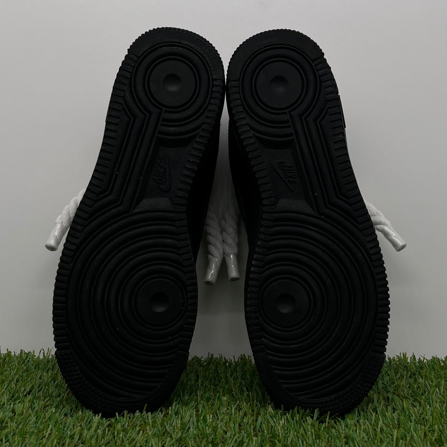 AF1 low travis black white rope